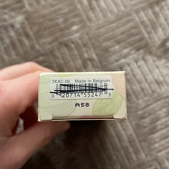 Clinique stay matte oil free makeup “8 golden neutral” shade - Picture 3 of 6